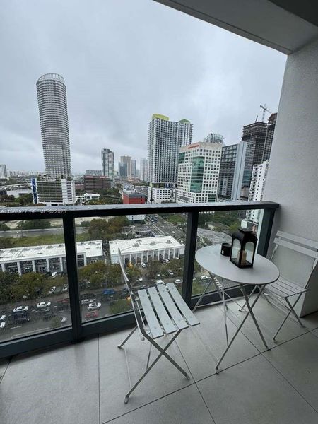 Condo located in Miami, FL showcasing its design and architecture (Image 3).