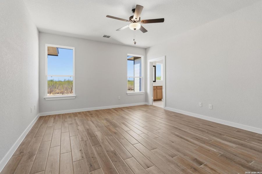 Spacious, unfurnished interior of a new home in Alamo Estates, San Antonio (Image 16).