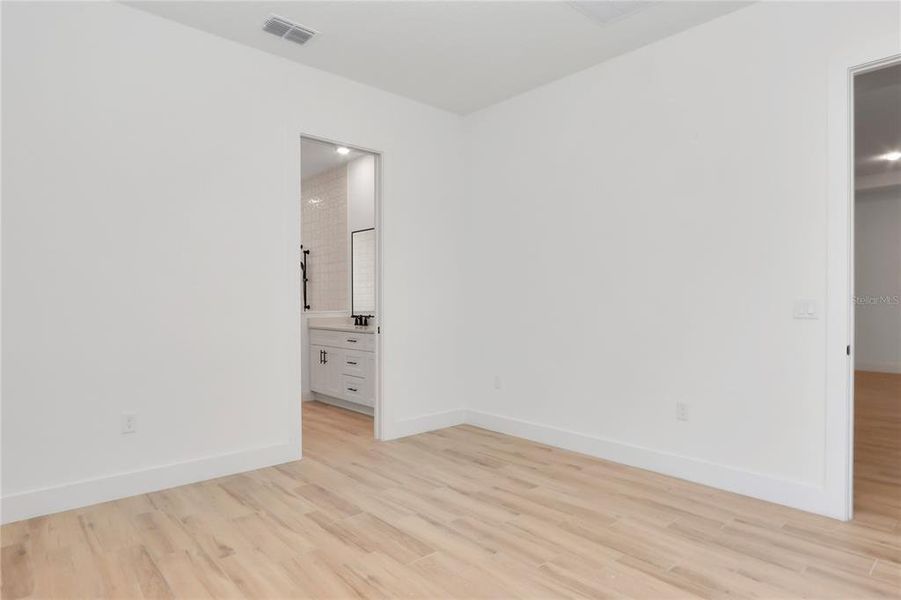 Spacious, unfurnished interior of a new home in , Ocala (Image 27).