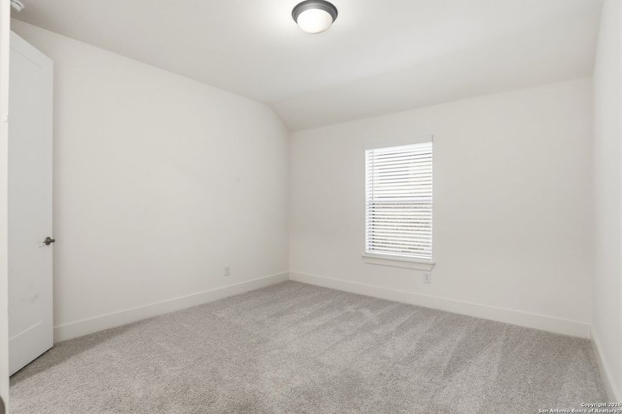 Spacious, unfurnished interior of a new home in Kinder Ranch - 70', San Antonio (Image 37).