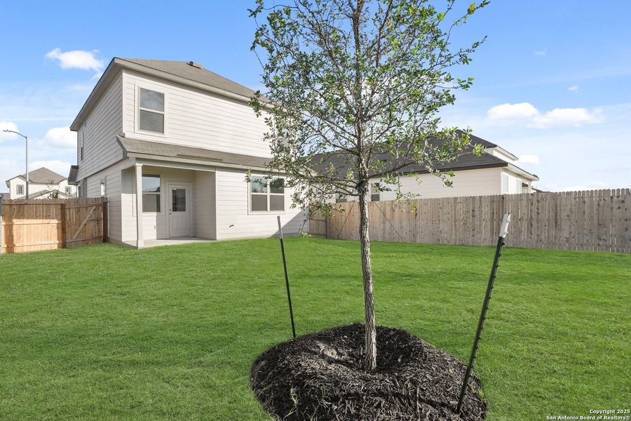 Exterior details and patio area of a home in Blue Ridge Ranch, San Antonio (Image 20).