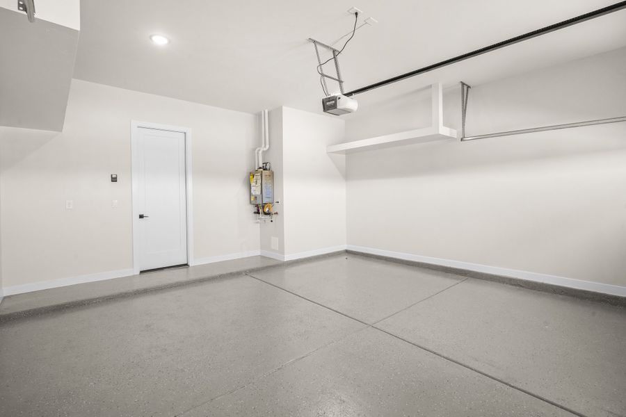 Spacious, unfurnished interior of a new home in Verdancia, El Paso (Image 39).