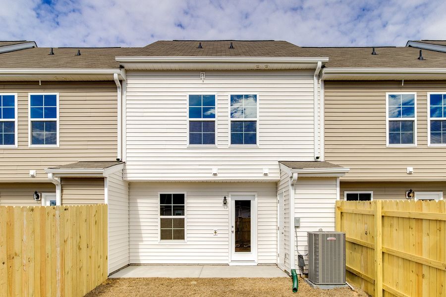 Exterior details and patio area of a home in Astoria, Columbia (Image 19).