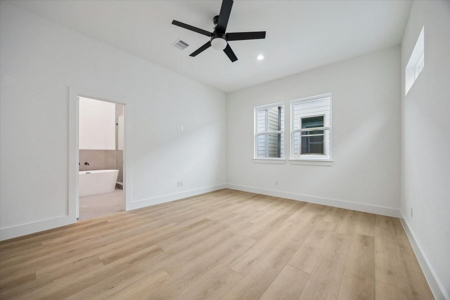 Spacious, unfurnished interior of a new home in Thornton Oaks, Houston (Image 20).