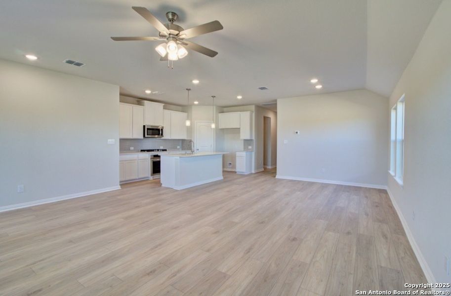 Spacious, unfurnished interior of a new home in Sunflower Ridge, New Braunfels (Image 15).