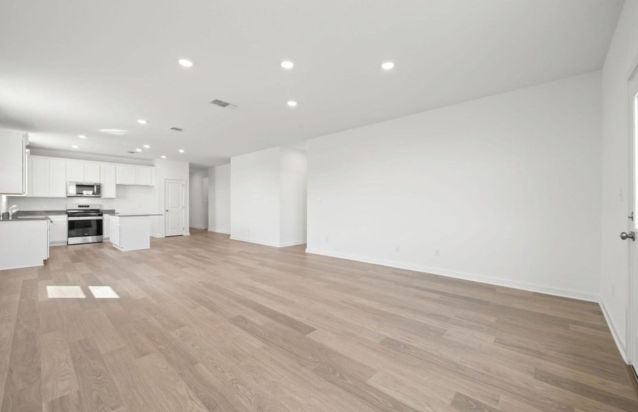 Spacious, unfurnished interior of a new home in Alto, San Marcos (Image 10).