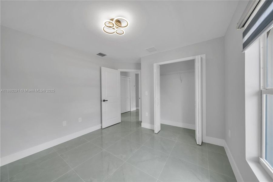 Spacious, unfurnished interior of a new home in , Lehigh Acres (Image 9).