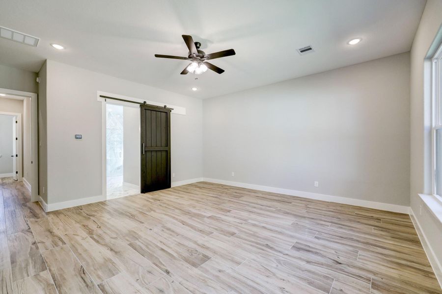 THE PICTURE SHOWN IS NOT THE ACTUAL HOME. TRINITY SIGNATUE HOMES IS BUILDING A SIMILAR FLOOR PLAN. THE PICTURE SHOWN IS NOT THE ACTUAL HOME. TRINITY SIGNATUE HOMES IS BUILDING A SIMILAR FLOOR PLAN.