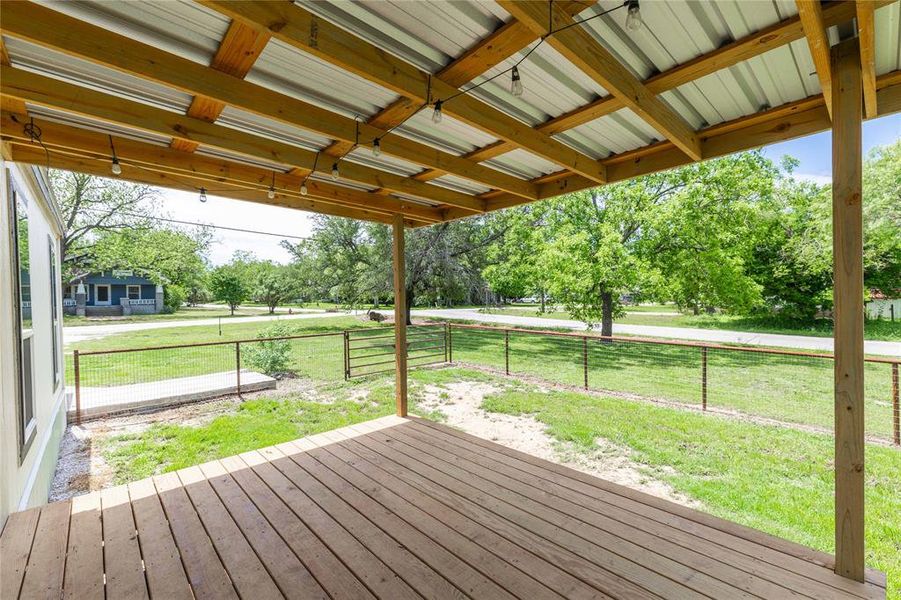 Exterior details and patio area of a home in , De Leon (Image 20).