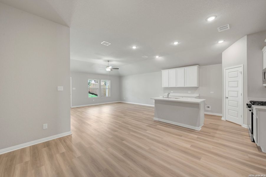 Spacious, unfurnished interior of a new home in Mesquite Ridge, San Antonio (Image 41).