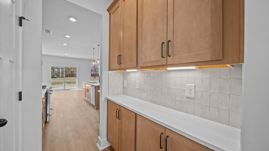 Vibrant and spacious butler's pantry in Harrier Point by DRB Homes