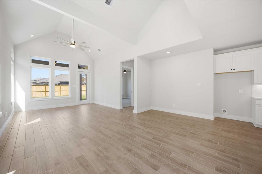Spacious, unfurnished interior of a new home in Sienna, Missouri City (Image 12).