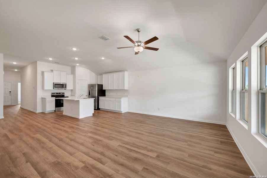 Spacious, unfurnished interior of a new home in Greenspoint Heights, Seguin (Image 33).