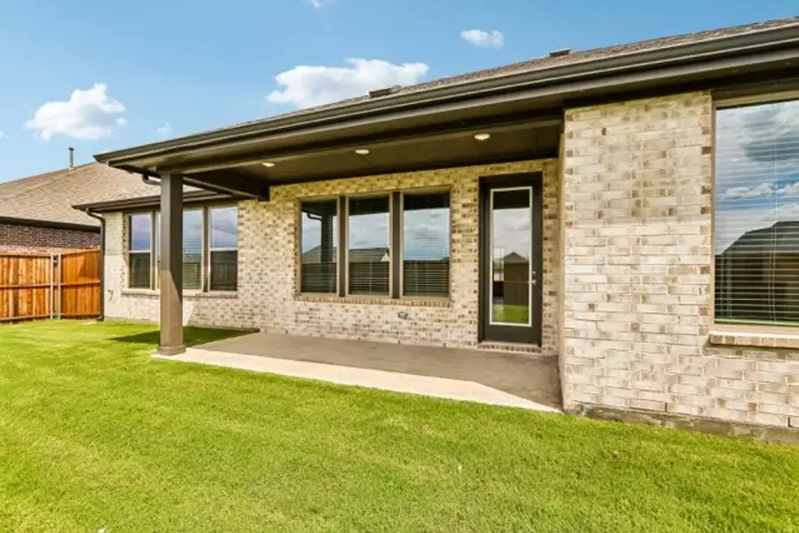 Exterior details and patio area of a home in Tinsley Meadows, Van Alstyne (Image 3).