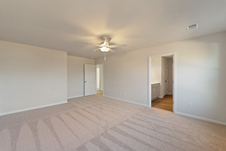 Spacious, unfurnished interior of a new home in Richmond Hill, Inman (Image 19).