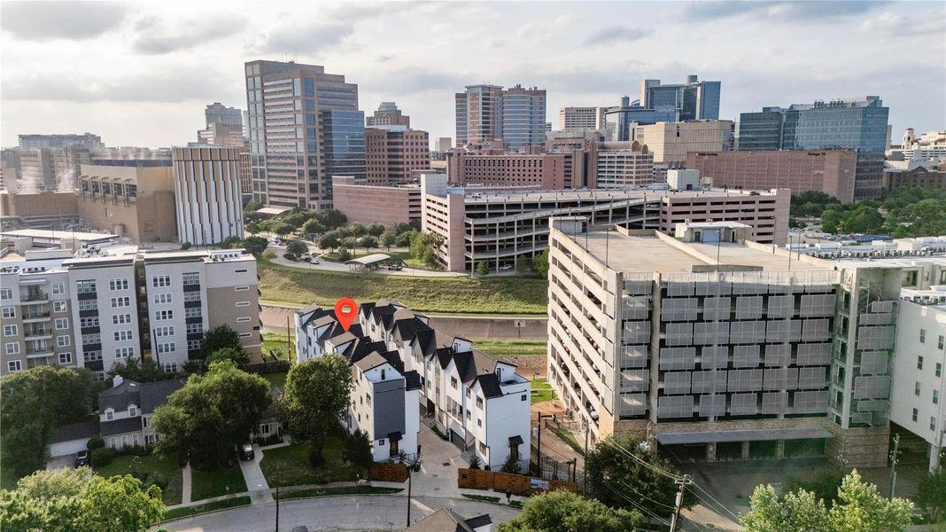 Condo located in Houston, TX showcasing its design and architecture (Image 3).