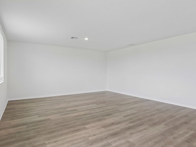 Spacious, unfurnished interior of a new home in Hilltop Vistas, Dade City (Image 10).