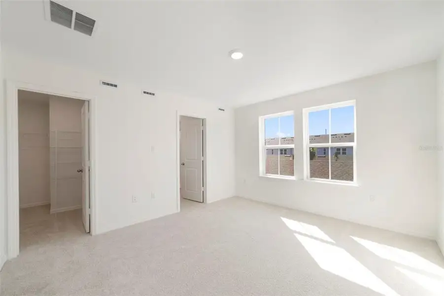 Spacious, unfurnished interior of a new home in Aulin Square, Oviedo (Image 17).