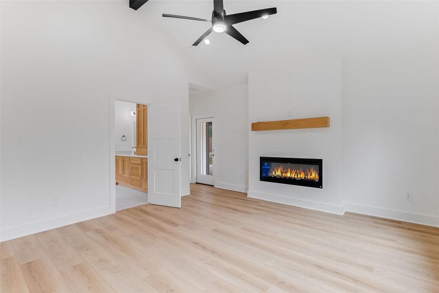 Spacious, unfurnished interior of a new home in , Cottonwood Shores (Image 19).