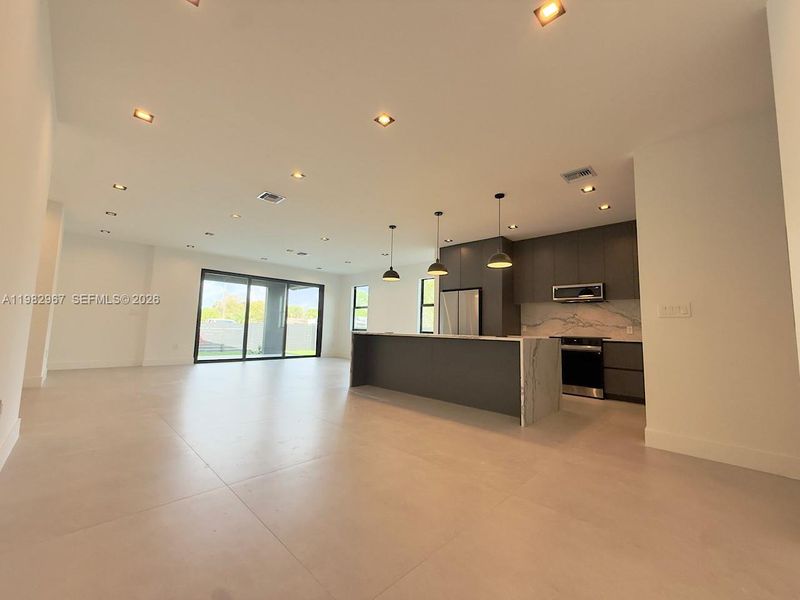 Spacious, unfurnished interior of a new home in , Fort Lauderdale (Image 15).