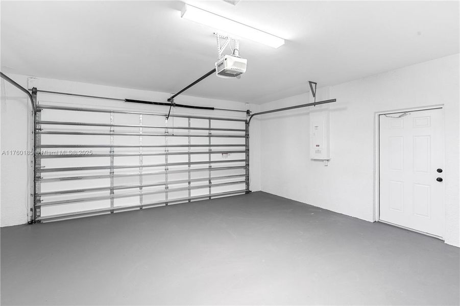 Spacious, unfurnished interior of a new home in , Lehigh Acres (Image 12).