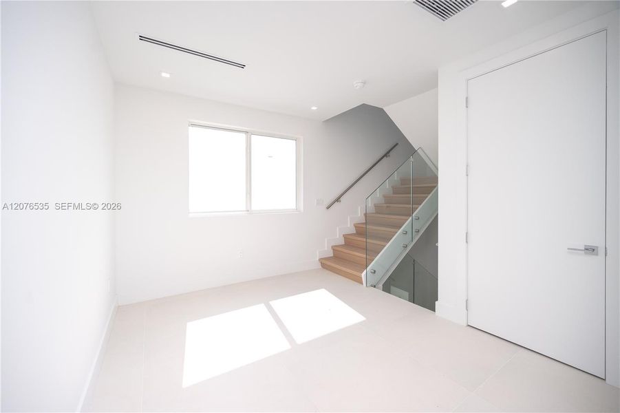 Spacious, unfurnished interior of a new home in , Doral (Image 26).