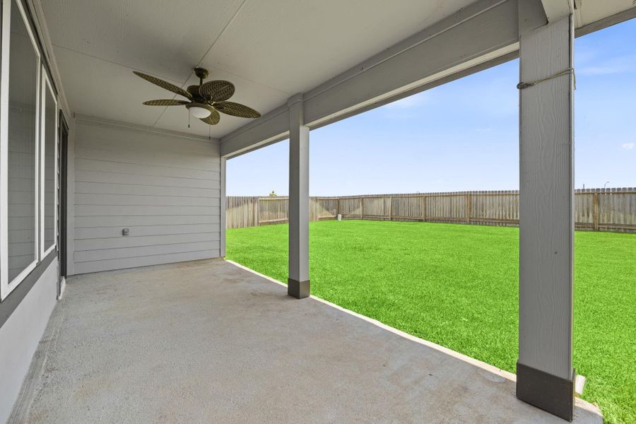 Exterior details and patio area of a home in , Rosharon (Image 3).