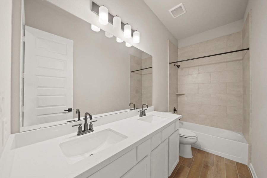 Hall bath 2 (*Photo not of actual home and used for illustration purposes only.)