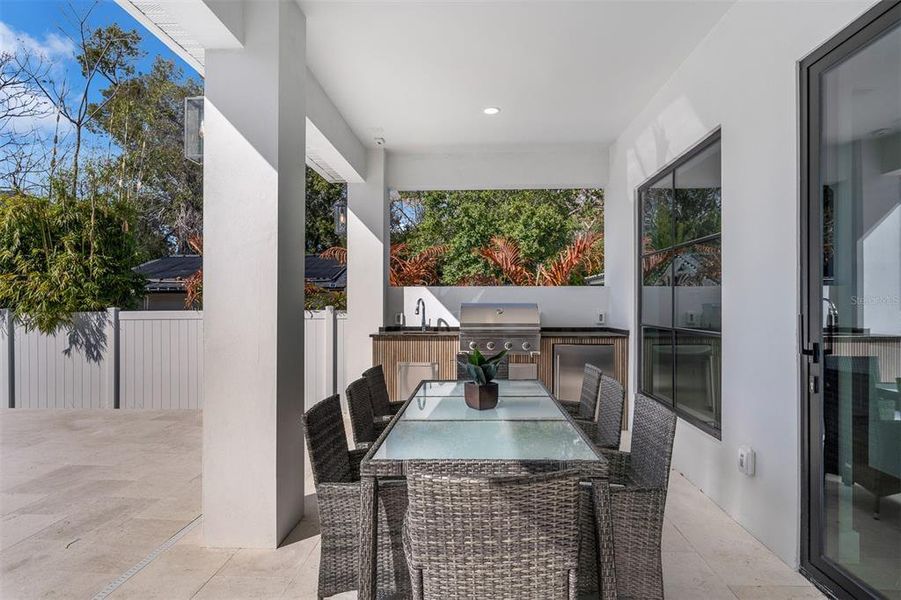 Exterior details and patio area of a home in College Park, Orlando (Image 30).