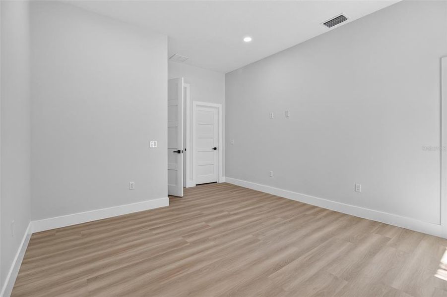 Spacious, unfurnished interior of a new home in , Pinellas Park (Image 43).