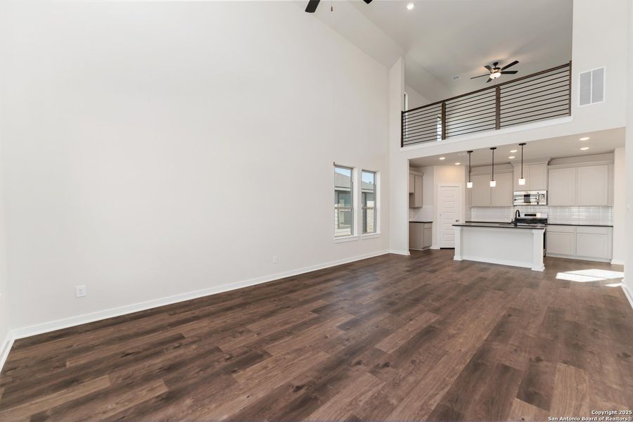 Spacious, unfurnished interior of a new home in Timber Creek, San Antonio (Image 15).