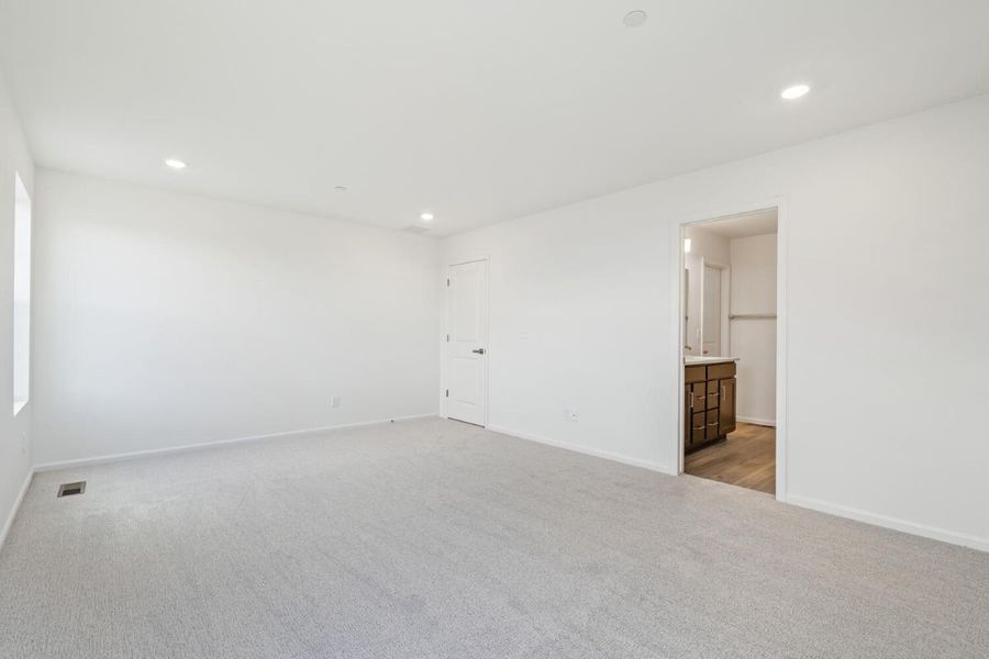 Spacious, unfurnished interior of a new home in The Nest Reserve at Canyon Creek, Erie (Image 17).