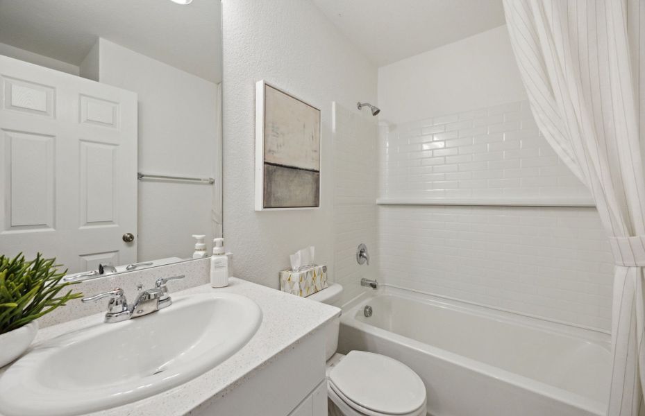 Furnished interior view inside a new home in Elizabeth Creek, Fort Worth (Image 6).
