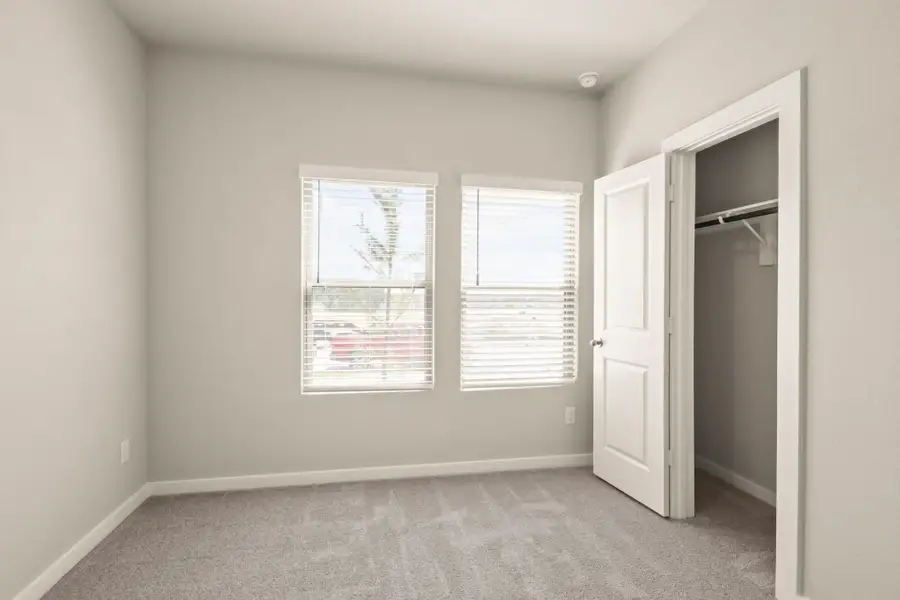 Spacious, unfurnished interior of a new home in Westridge Cove 40', Conroe (Image 11).