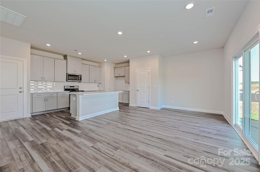 Spacious, unfurnished interior of a new home in Walnut Reserve, Conover (Image 13).