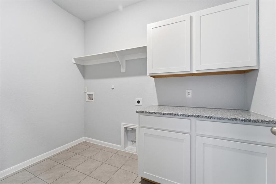 Furnished interior view inside a new home in Saddlebrook Estates, Waxahachie (Image 9).