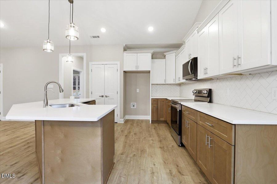 14-7379 Hill Rd-14