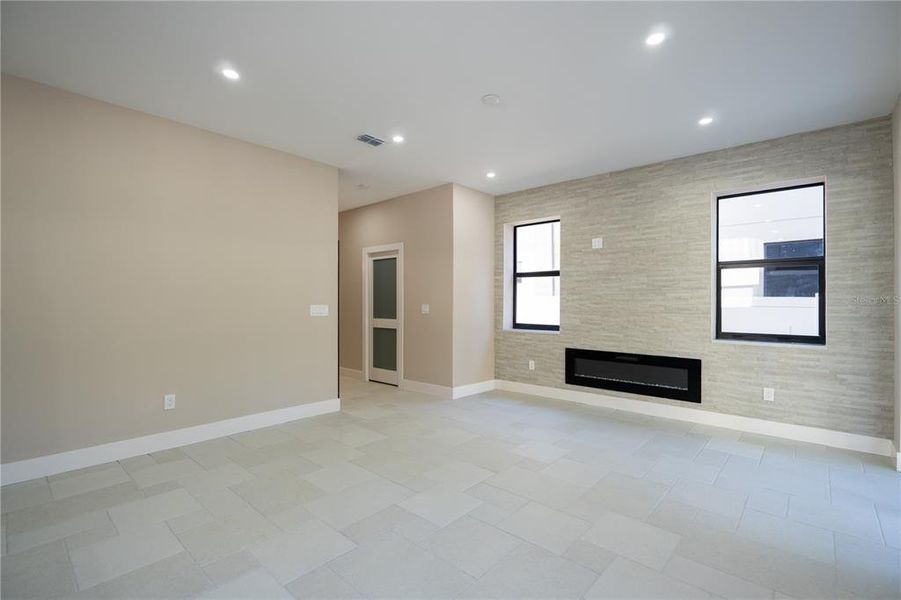 Spacious, unfurnished interior of a new home in , Tampa (Image 28).