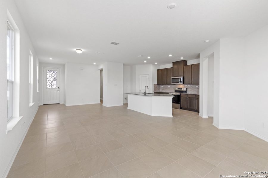 Spacious, unfurnished interior of a new home in Woodside Farms, Seguin (Image 15).