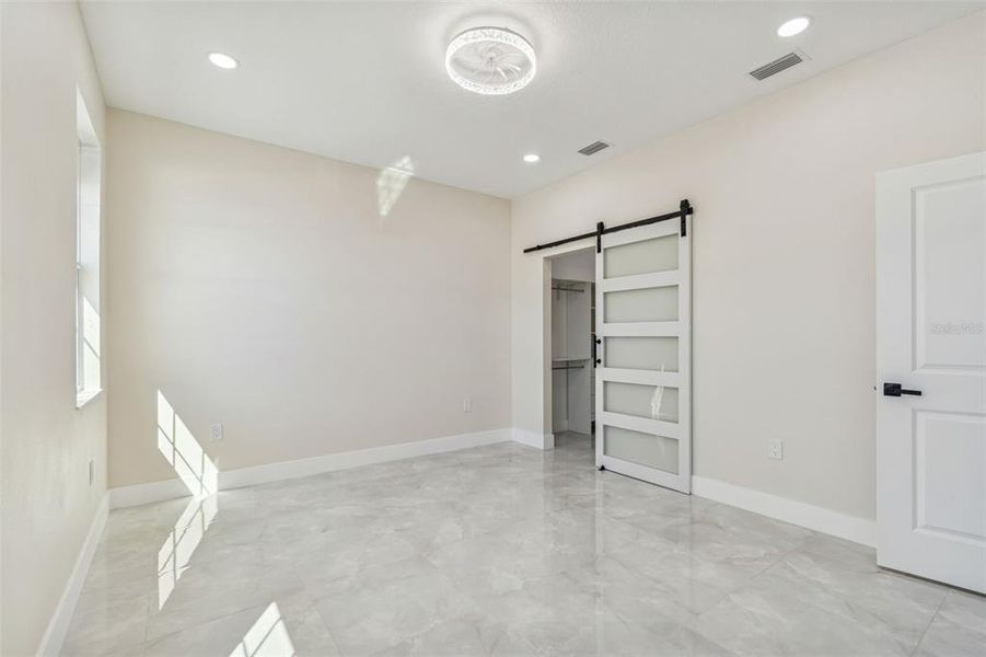 Spacious, unfurnished interior of a new home in , Tampa (Image 37).