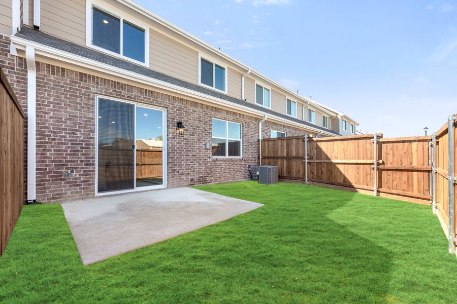 Exterior details and patio area of a home in Woodbridge Townhomes, Wylie (Image 25).