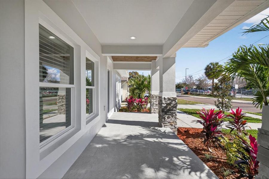 Exterior details and patio area of a home in , St. Petersburg (Image 33).
