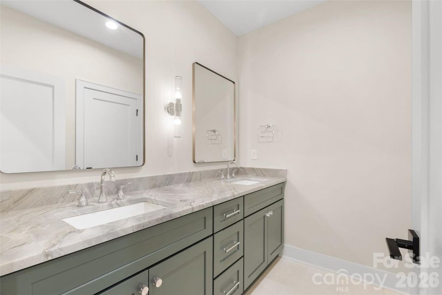Upstairs Full Bathroom