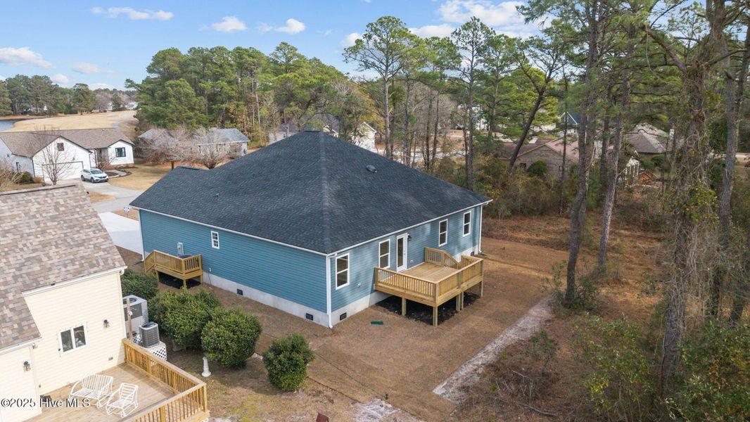 Exterior details and patio area of a home in Fairfield Harbour, New Bern (Image 4).