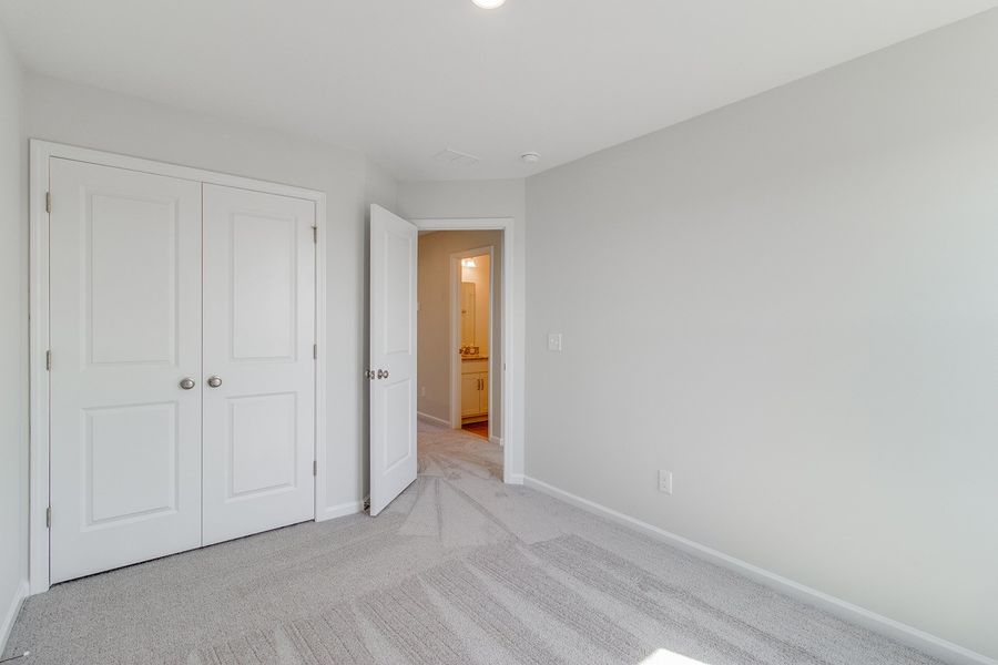 Spacious, unfurnished interior of a new home in Astoria, Columbia (Image 28).