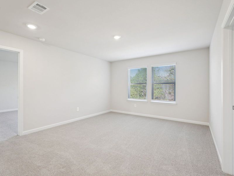 Spacious, unfurnished interior of a new home in Ivey Township, Dallas (Image 15).