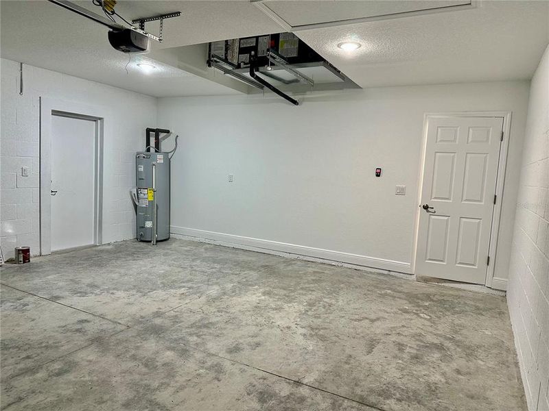 Spacious, unfurnished interior of a new home in , Weeki Wachee (Image 63).