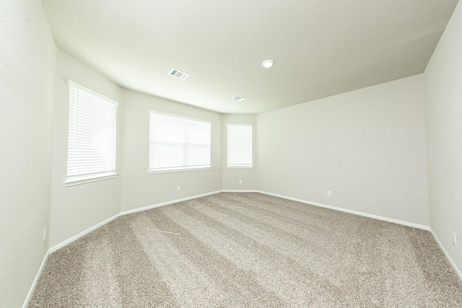 Spacious, unfurnished interior of a new home in Mackenzie Creek, Conroe (Image 14).
