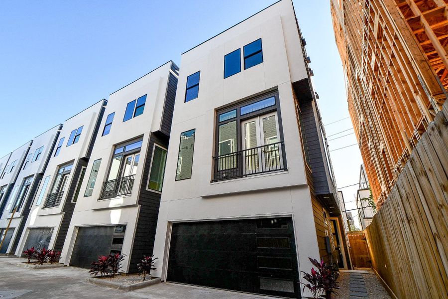 Condo located in Houston, TX showcasing its design and architecture (Image 3).