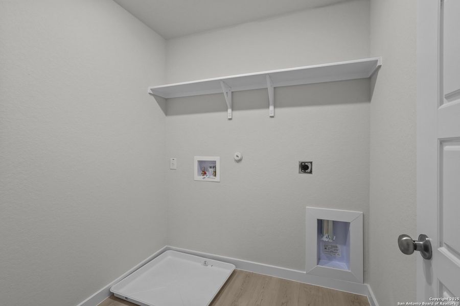 Spacious, unfurnished interior of a new home in Rosemont Hill, San Antonio (Image 23).